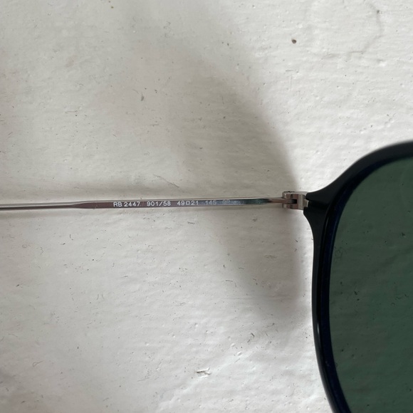 Ray-Ban Round Fleck Sunglasses - Picture 2 of 5